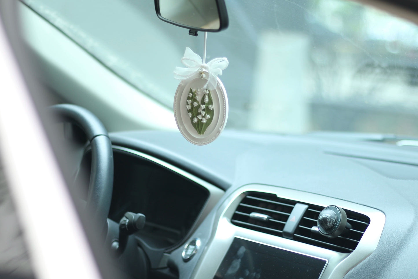 Adorno colgante para coche con diseño de lirio de los valles en miniatura
