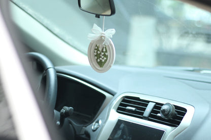Adorno colgante para coche con diseño de lirio de los valles en miniatura