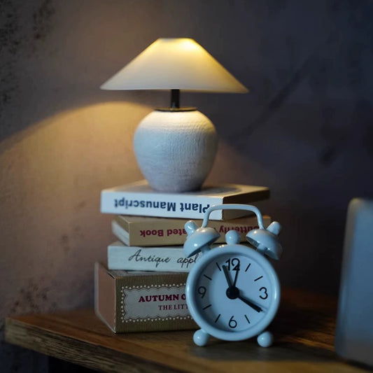 Lampe de table miniature pour maison de poupée (échelle 1:12) avec commande tactile et fonction rechargeable – Accessoire BJD style Wabi Sabi