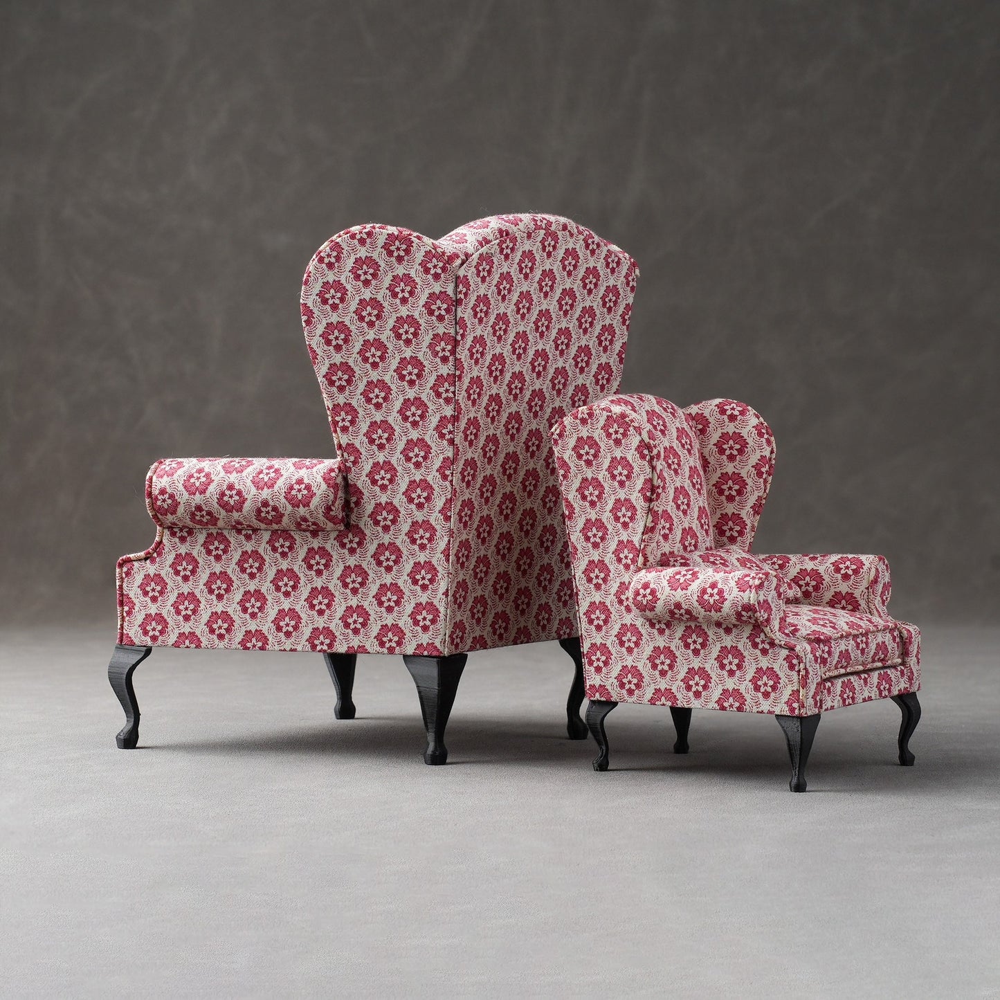 Sillón antiguo en miniatura para casa de muñecas