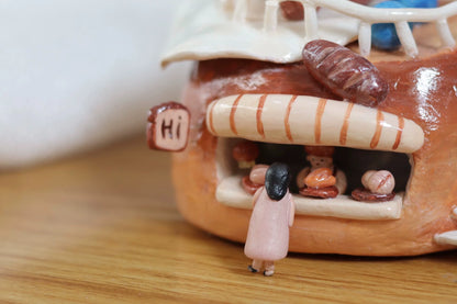 Caja de música en miniatura de casita de pan a escala 1:12 con arcilla de piedra