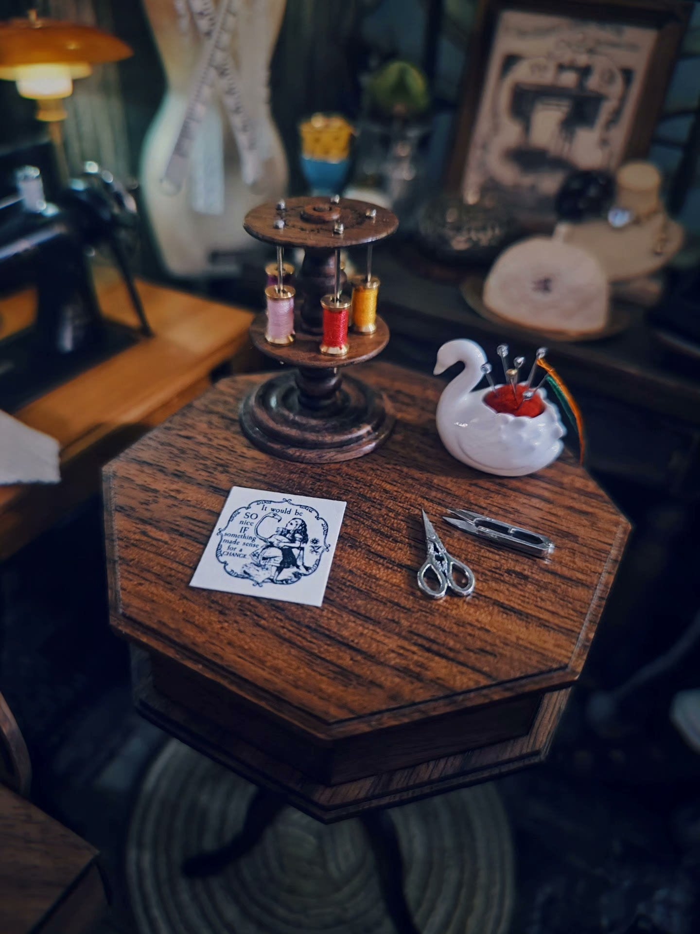 Mesa de costura vintage a escala 1:6, muebles para casa de muñecas en miniatura