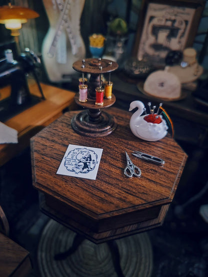 Mesa de costura vintage a escala 1:6, muebles para casa de muñecas en miniatura