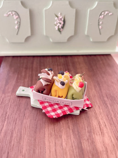 Scène de maison de poupée miniature à l'échelle 1:12 avec collection de gâteaux en argile, jeu de nourriture miniature