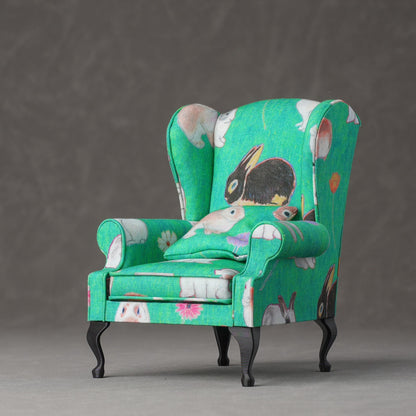 Fauteuil antique miniature à l'échelle 1:6 pour maison de poupée
