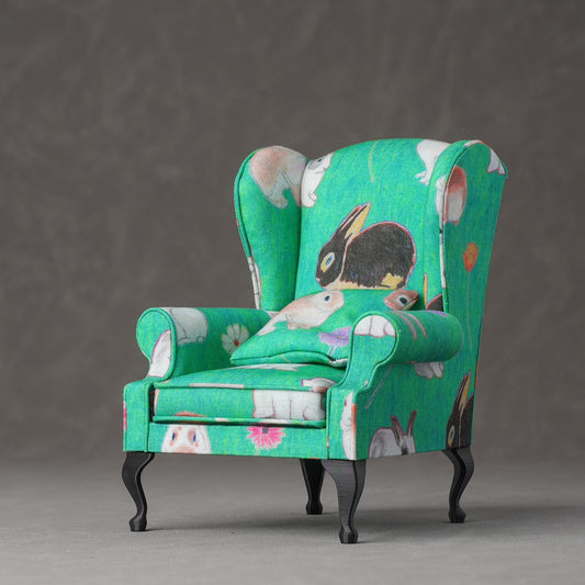 Fauteuil antique miniature à l'échelle 1:6 pour maison de poupée