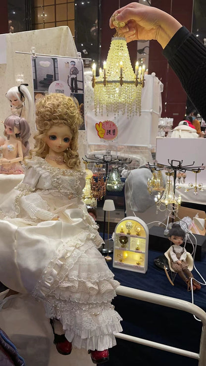 Lustre miniature à l'échelle 1:6 avec perles de cristal et pompons pour maison de poupée Blythe BJD, éclairage rechargeable à télécommande
