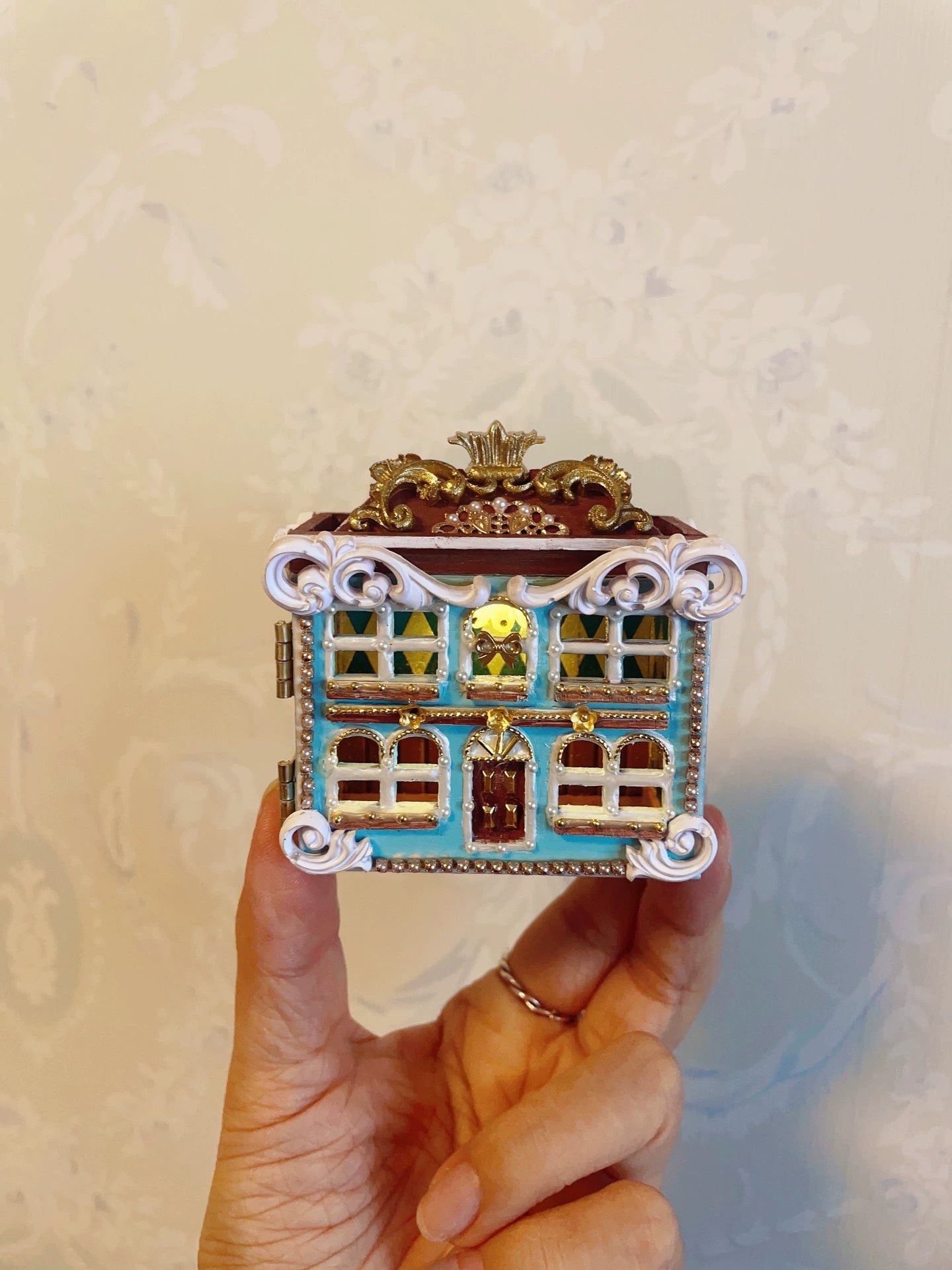 Casa de muñecas en miniatura a escala 1:12 con muebles y accesorios de temática felina.