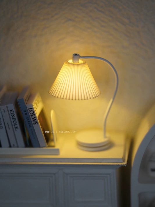 Lampe de table plissée crème à l'échelle 1:6, meuble miniature pour maison de poupée, décoration BJD Blythe, éclairage commutable sans fil