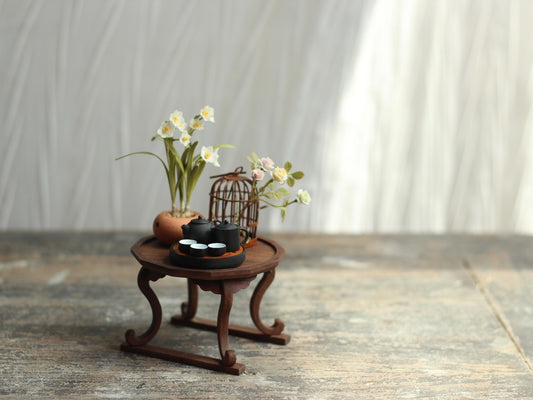 Table à thé miniature personnalisable en noyer noir à l'échelle 1:6