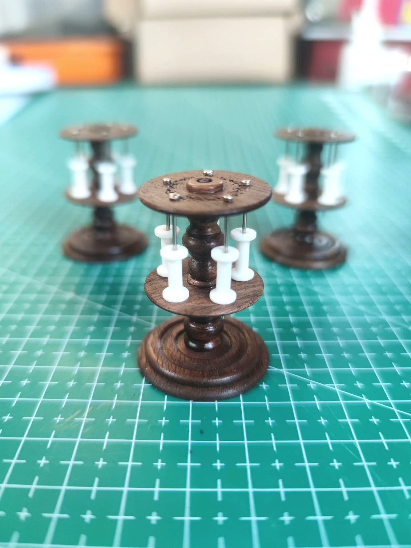 Meubles miniatures pour maison de poupée à l'échelle 1:6, atelier de couture, support de bobines en noyer