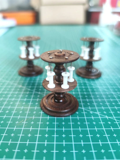 Meubles miniatures pour maison de poupée à l'échelle 1:6, atelier de couture, support de bobines en noyer