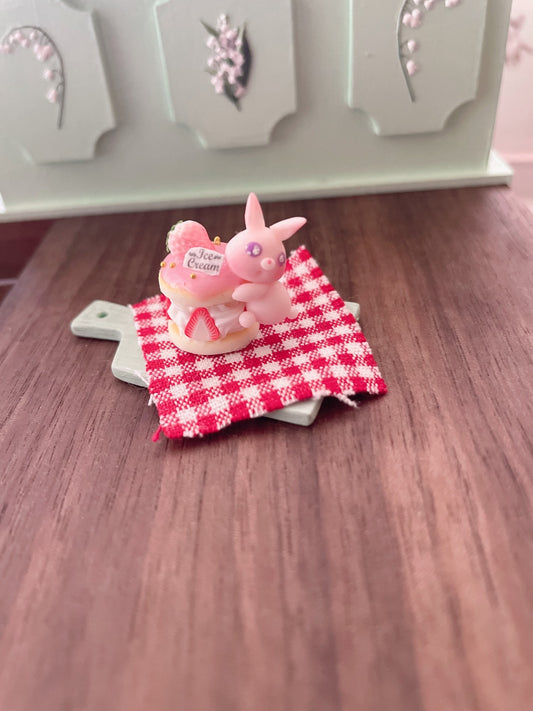 Escena de casa de muñecas de pastelería de arcilla en miniatura a escala 1:12 con pasteles y postres en miniatura
