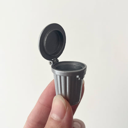 Poubelle dorée miniature pour maison de poupée, accessoire pour poupées à l'échelle 1:12, meuble miniature pour poupées à l'échelle 1:6