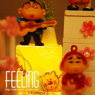 Maison de poupée miniature à l'échelle 1:24, scène de chambre à coucher avec lumières sans fil, crayon Shin Chan, cadeau d'anniversaire