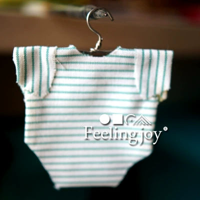 Ensemble de vêtements pour bébé avec cintres pour maison de poupée à l'échelle 1:12 - Accessoires miniatures pour scènes de maison de poupée