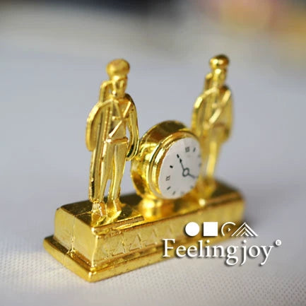 Reloj dorado para casa de muñecas en miniatura a escala 1:12 con figuras biplaza - Accesorio BJD