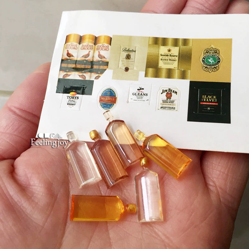 Kit de accesorios para casa de muñecas en miniatura a escala 1:12 con pequeñas botellas de vino y muebles en miniatura.