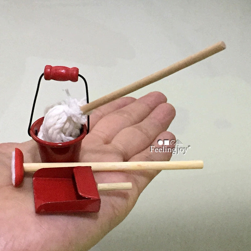 Juego de herramientas de limpieza para casa de muñecas en miniatura a escala 1:12: escoba, recogedor, fregona y cubo.