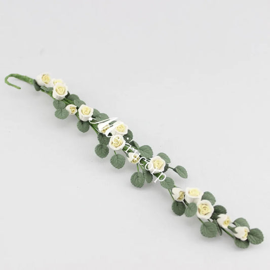 Guirnalda de flores de rosas blancas para decoración de casa de muñecas en miniatura a escala 1:12