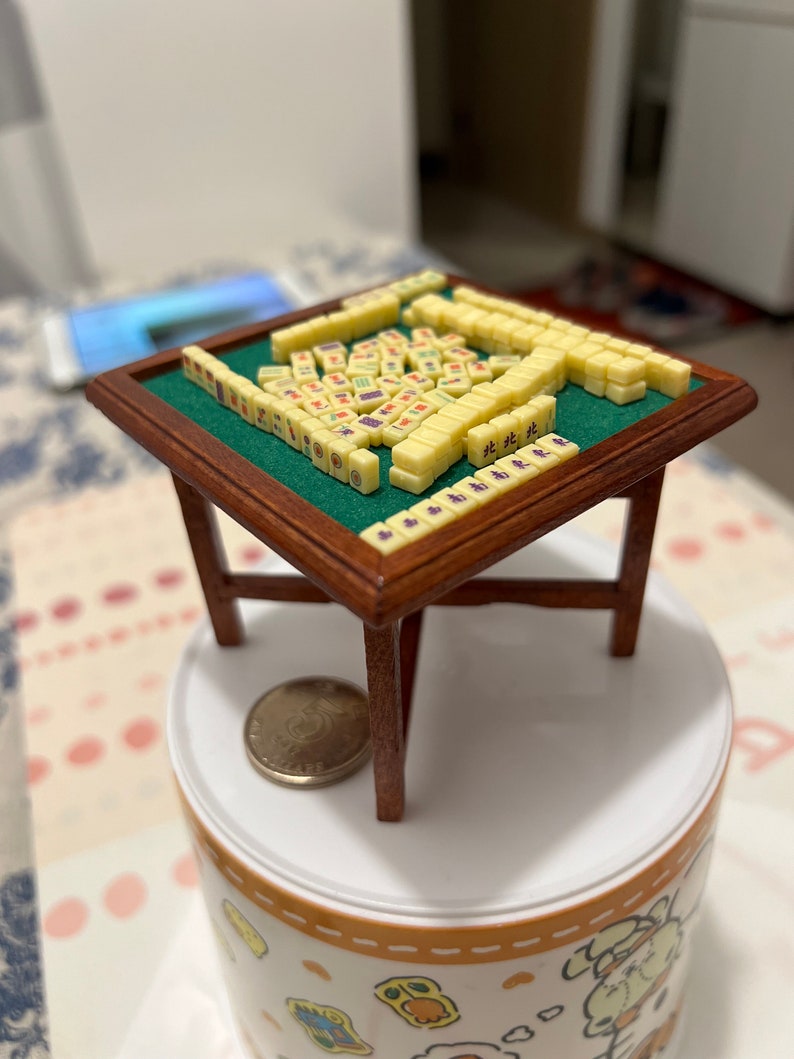 Ensemble de Mahjong chinois miniature à l'échelle 1:12 avec table et chaises pour maison de poupée, accessoires de chambre BJD, jeux de table de simulation à faire soi-même, jouets