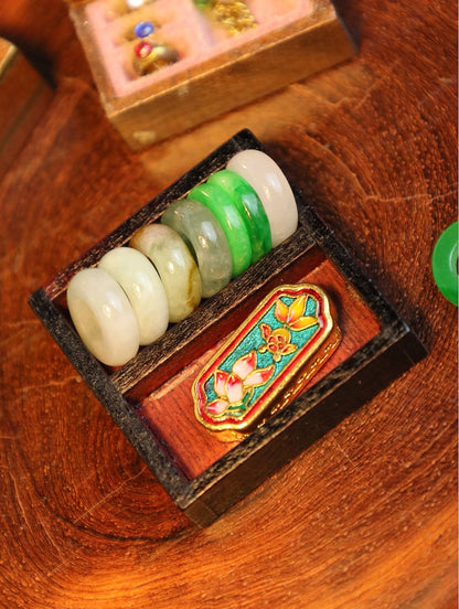 Caja de joyería antigua de estilo chino en miniatura, hecha a mano a escala 1:12, con bandeja hueca de jade y hebilla de esmalte, accesorio para casa de muñecas Blythe Ob11.