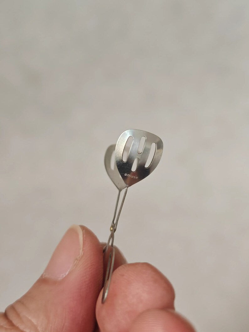 Pinza de pan de metal en miniatura a escala 1:6: accesorio de cocina hecho a mano para muñecas BJD y Blythe.