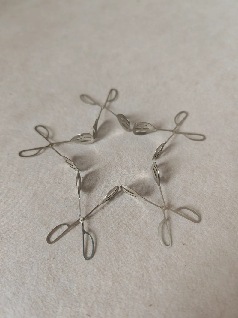 Pinza de pan de metal en miniatura a escala 1:6: accesorio de cocina hecho a mano para muñecas BJD y Blythe.