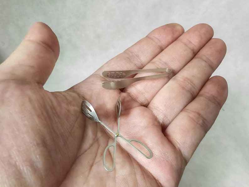 Pinza de pan de metal en miniatura a escala 1:6: accesorio de cocina hecho a mano para muñecas BJD y Blythe.