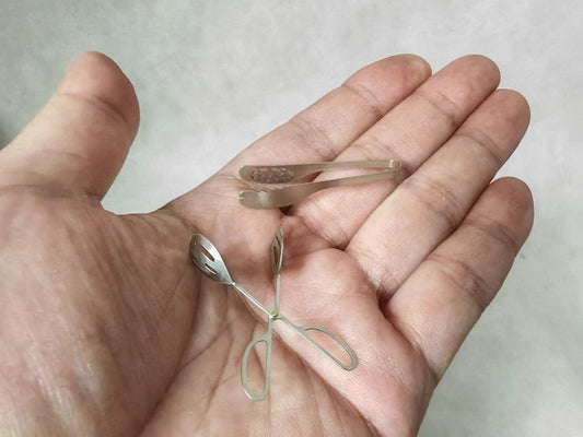 Pince à pain miniature en métal à l'échelle 1:6 - Accessoire de cuisine fait main pour poupées BJD et Blythe
