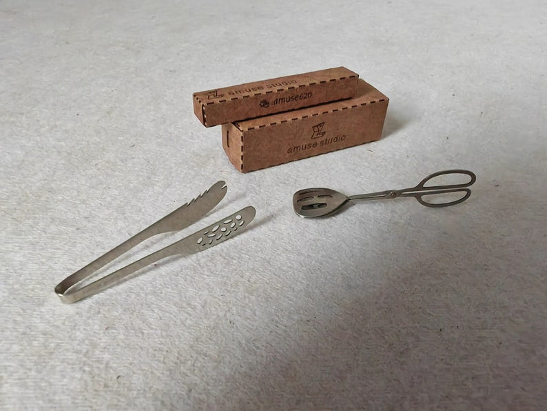 Pinza de pan de metal en miniatura a escala 1:6: accesorio de cocina hecho a mano para muñecas BJD y Blythe.