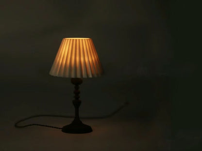 Lampe de table plissée rétro en noyer noir français pour maison de poupée miniature à l'échelle 1:6, lampe de bureau, accessoire de meubles BJD Blythe, jouet