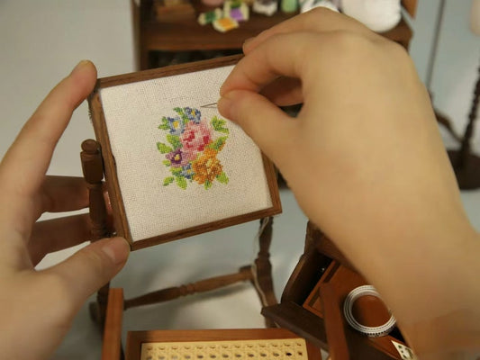 Étagère miniature vintage à broderie française à l'échelle 1:6 - Accessoire de maison de poupée DIY pour BJD, Blythe et point de croix