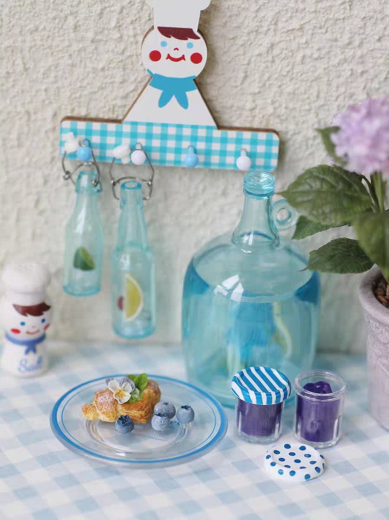 Accessoires miniatures pour maison de poupée, échelle 1:6, 2 pièces, bouteille de simulation, boisson d'eau froide, confiture de fraises, modèle BJD Blythe, jouet