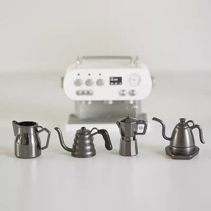 Aquí está el título SEO optimizado según tus pautas:

 Cafetera en miniatura a escala 1:6, accesorio de cocina para casa de muñecas, muebles en miniatura para muñecas BJD y Blythe.