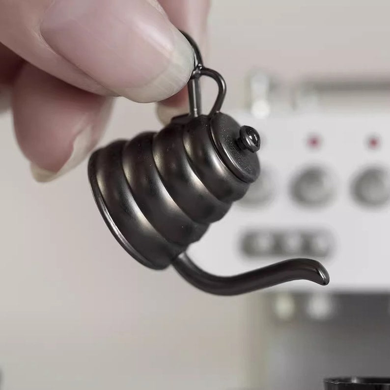 Aquí está el título SEO optimizado según tus pautas:

 Cafetera en miniatura a escala 1:6, accesorio de cocina para casa de muñecas, muebles en miniatura para muñecas BJD y Blythe.