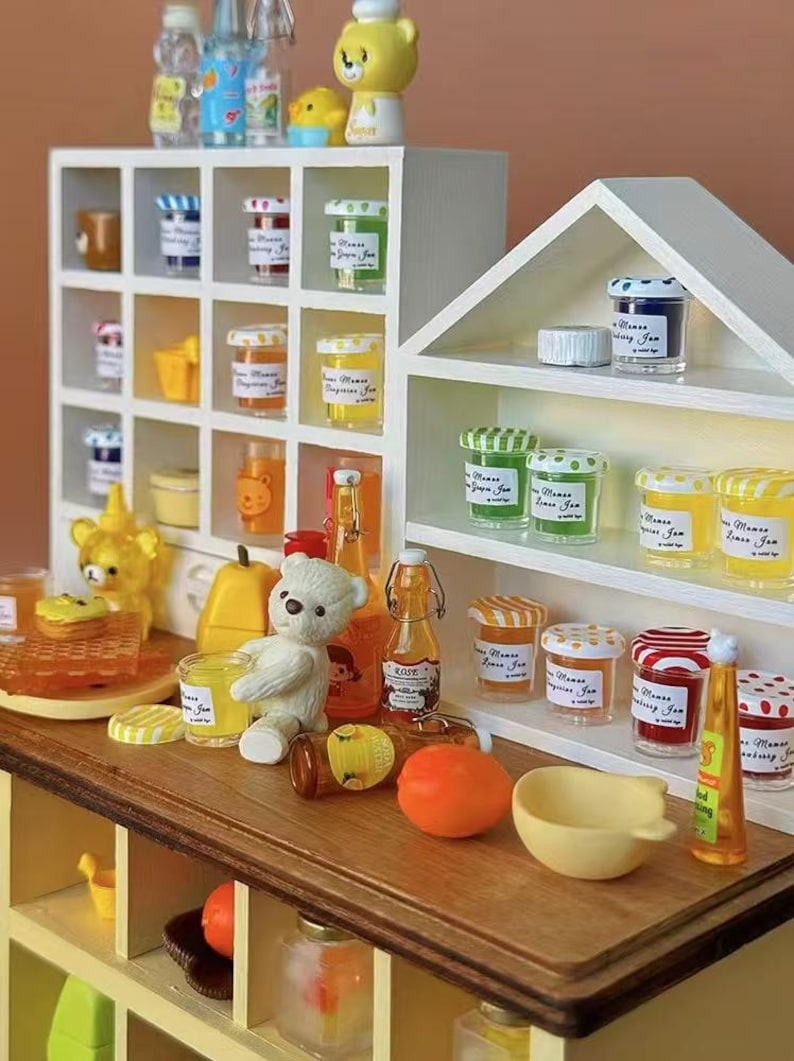Accessoires miniatures pour maison de poupée, échelle 1:6, 2 pièces, bouteille de simulation, boisson d'eau froide, confiture de fraises, modèle BJD Blythe, jouet