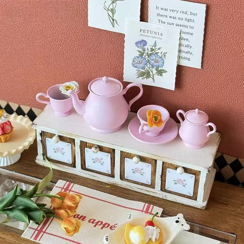 Armario de almacenamiento de vajilla para casa de muñecas en miniatura a escala 1:12, estante de exhibición montado en la pared para muñecas BJD, Blythe y GSC.