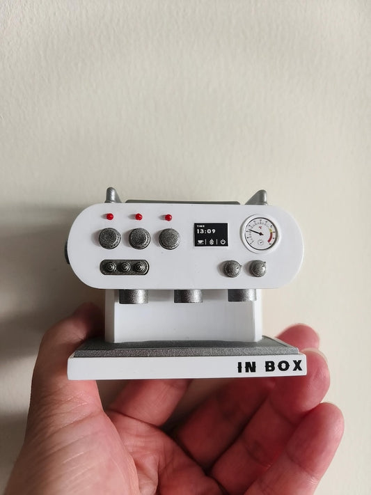 Aquí está el título SEO optimizado según tus pautas:

 Cafetera en miniatura a escala 1:6, accesorio de cocina para casa de muñecas, muebles en miniatura para muñecas BJD y Blythe.