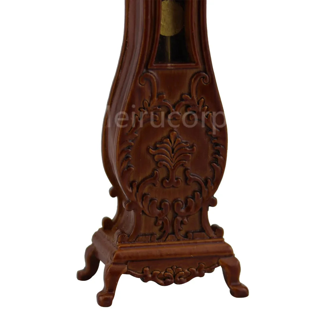 Reloj de piso en miniatura de estilo europeo a escala 1:12 con tallas intrincadas.