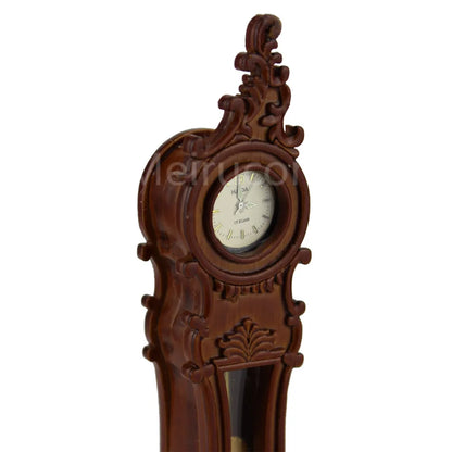 Reloj de piso en miniatura de estilo europeo a escala 1:12 con tallas intrincadas.